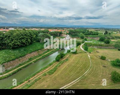 Vista aerea di grandi bastioni con orecchie ritratte per proteggere i fianchi, fossato pieno d'acqua per difendere la porta della fortezza e il burrone a Palmanova Foto Stock