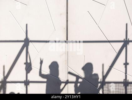 operai edili in cantiere che indossano indumenti protettivi Foto Stock