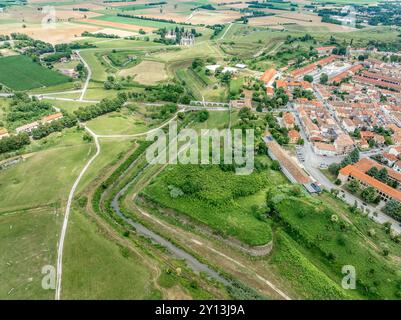 Veduta aerea di un grande bastione a piattaforma cannone con orecchie ritratte per proteggere i fianchi, fossato pieno d'acqua e controguardia nella fortezza di Palmanova in Italia Foto Stock