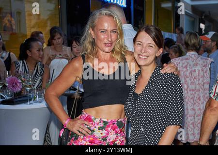 Eva Mona Rodekirchen und Iris Mareike Steen - grande apertura dei bistrot le Consulat a Berlino, 04.09.2024. Grande apertura Bistrot le Consulat *** Eva Mona Rodekirchen e Iris Mareike Steen grande apertura del Bistrot le Consulat a Berlino il 04 09 2024 grande apertura Bistrot le Consulat Foto Stock