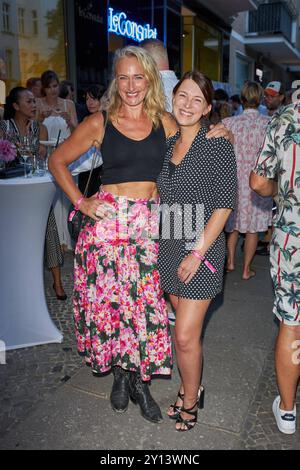 Eva Mona Rodekirchen und Iris Mareike Steen - grande apertura dei bistrot le Consulat a Berlino, 04.09.2024. Grande apertura Bistrot le Consulat *** Eva Mona Rodekirchen e Iris Mareike Steen grande apertura del Bistrot le Consulat a Berlino il 04 09 2024 grande apertura Bistrot le Consulat Foto Stock