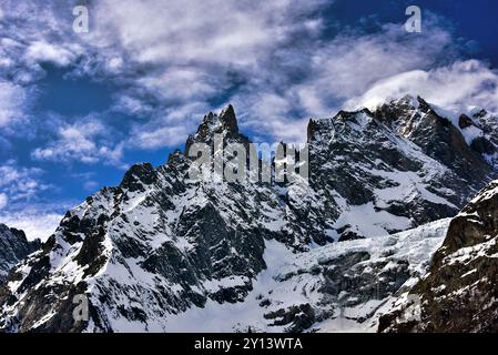 Montagne maestose in inverno. Vista su alcune delle vette del massiccio del Monte bianco, la montagna più alta d'Europa nella regione italiana della valle d'Aosta Foto Stock