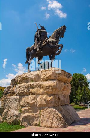 Un monumento all'eroe nazionale albanese del XV secolo, Gjergj Kastrioti Skanderbeg, in Piazza Skanderbeg, nel centro di Tirana. Bronzo con piedistallo in pietra Foto Stock