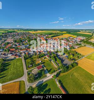 Vista di Bissingen nella valle di Kesseltal nella Svevia settentrionale in una soleggiata serata estiva Foto Stock