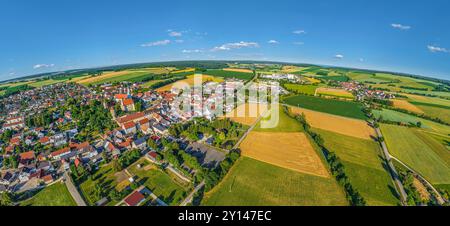 Vista di Bissingen nella valle di Kesseltal nella Svevia settentrionale in una soleggiata serata estiva Foto Stock