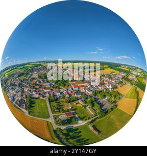 Vista di Bissingen nella valle di Kesseltal nella Svevia settentrionale in una soleggiata serata estiva Foto Stock