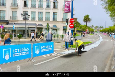 In attesa di ciclisti nella 17a tappa della Vuelta de Espana con barriere soffiate da una raffica di vento Santander Cantabria Spagna 4 settembre 2024 Foto Stock