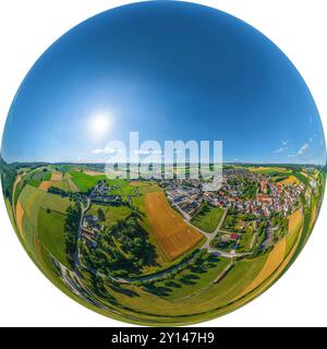 Vista di Bissingen nella valle di Kesseltal nella Svevia settentrionale in una soleggiata serata estiva Foto Stock