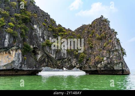 Saddle Islet alias Hon Yen Ngua a ha Long Bay, Quang Ninh, Vietnam. Foto Stock