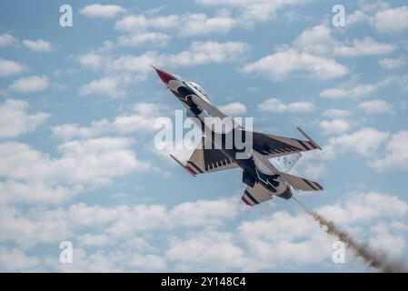 Uno degli F-16 Fighting Falcons accelera con precisione e abilità al 36° evento annuale dell'Oregon International Air Show a McMinnville, Oregon, il 3 agosto Foto Stock