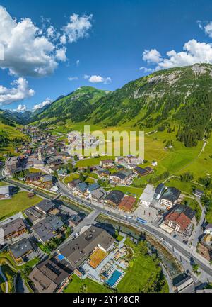 Lech am Arlberg, destinazione turistica alpina nell'Austria occidentale in estate dall'alto Foto Stock