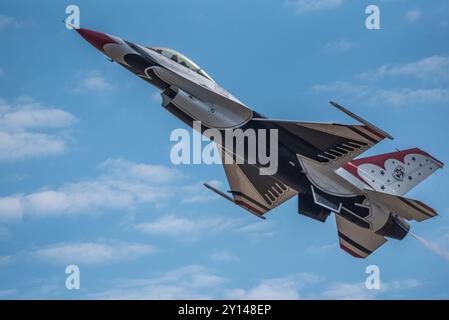 Uno degli F-16 Fighting Falcons accelera con precisione e abilità al 36° evento annuale dell'Oregon International Air Show a McMinnville, Oregon, il 3 agosto Foto Stock