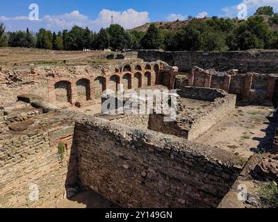 Mura incorniciate ad arco: Resti dell'antica città macedone , Stobi 359 a.C. Ripetizione e trama. Foto Stock