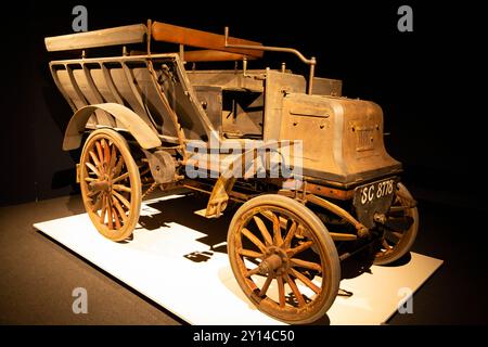 Auto d'epoca al Museo Louwman, l'industria automobilistica produce dal 1887. Situato a Den Haag, nei Paesi Bassi Foto Stock