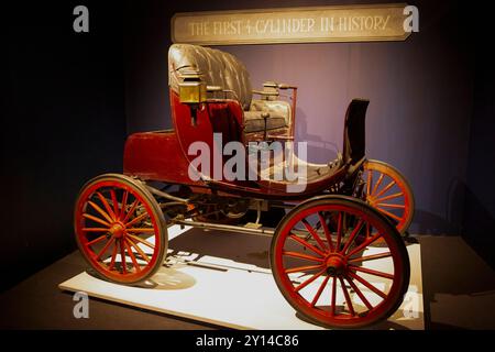 Auto d'epoca al Museo Louwman, l'industria automobilistica produce dal 1887. Situato a Den Haag, nei Paesi Bassi Foto Stock