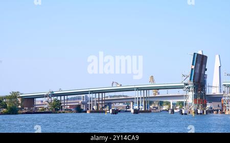 Il vecchio ponte di Hisingsbron a Goteborg viene demolito mentre il nuovo ponte di sollevamento verticale viene costruito. Nuova Hisingsbron in costruzione sull'acqua Foto Stock