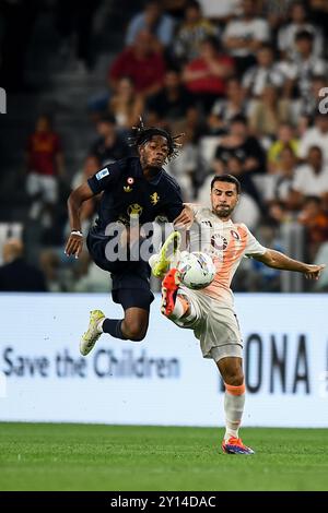 Samuel Mbangula della Juventus combatte per la palla con Zeki Celik dell'AS Roma durante la partita di serie A tra Juventus FC e AS Roma all'Allianz Stadium Foto Stock