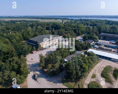 Ribnitz Damgarten, Germania. 1 giugno 2018. Il Museo della tecnologia di Pütnitz con le sue tre sale espositive, ex hangar degli aerei. Il museo si trova in un ex aeroporto militare, costruito nel 1935 e utilizzato dalle truppe russe fino al 1994. La tecnologia dell'ex blocco orientale è presentata in tre sale (vista aerea con drone/copter). L'obiettivo del forum economico è l'Amber Resort, attualmente il più grande progetto di sviluppo turistico del Meclemburgo-Vorpommern. Con attività sportive, ricreative e culturali durante tutto l'anno, un design orientato alla natura un credito: dpa/Alamy Live News Foto Stock