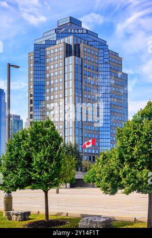 Toronto, Canada - 2 settembre 2024: Logo Telus in cima a un edificio moderno nel quartiere di Scarborough. Telus è una società di telecomunicazioni. Foto Stock