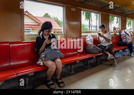 31 agosto 2024, Nakhon Pathom, Thailandia: Una vista dei passeggeri all'interno di un treno ferroviario, nella provincia di Nakhon Pathom, in Thailandia. La provincia di Nakhon Pathom, a ovest di Bangkok, è una delle città più antiche della Thailandia, con terre fertili che supportano una varietà di colture, tra cui riso, noci di cocco e canna da zucchero, rendendo l'agricoltura una parte vitale dell'economia locale. (Immagine di credito: © Nathalie Jamois/SOPA Images via ZUMA Press Wire) SOLO PER USO EDITORIALE! Non per USO commerciale! Foto Stock