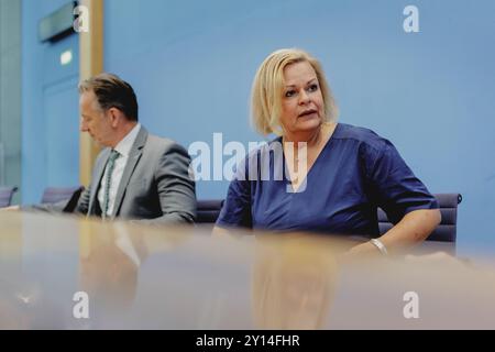 Berlino, Germania. 5 settembre 2024. (RL) Nancy Faeser (SPD), Ministro federale dell'interno e degli affari interni, e Holger Muench, Presidente dell'Ufficio federale di polizia criminale (BKA), registrati durante la conferenza stampa sul rapporto federale sulla situazione della criminalità organizzata 2023. Berlino, 5 settembre 2024. Credito: dpa/Alamy Live News Foto Stock