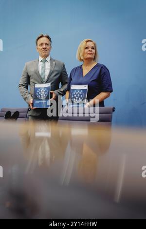 Berlino, Germania. 5 settembre 2024. (RL) Nancy Faeser (SPD), Ministro federale dell'interno e degli affari interni, e Holger Muench, Presidente dell'Ufficio federale di polizia criminale (BKA), registrati durante la conferenza stampa sul rapporto federale sulla situazione della criminalità organizzata 2023. Berlino, 5 settembre 2024. Credito: dpa/Alamy Live News Foto Stock