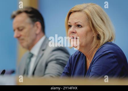 Berlino, Germania. 5 settembre 2024. (RL) Nancy Faeser (SPD), Ministro federale dell'interno e degli affari interni, e Holger Muench, Presidente dell'Ufficio federale di polizia criminale (BKA), registrati durante la conferenza stampa sul rapporto federale sulla situazione della criminalità organizzata 2023. Berlino, 5 settembre 2024. Credito: dpa/Alamy Live News Foto Stock