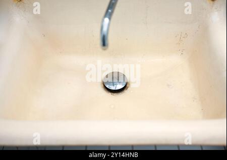 Il lavandino in bagno era vecchio e sporco Foto Stock