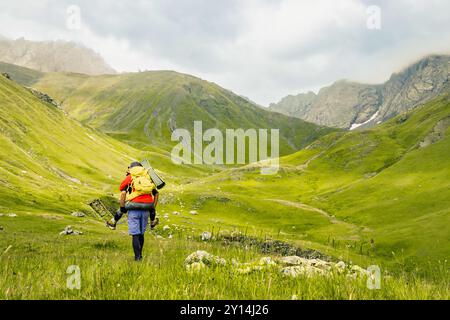 Vista sul retro ciclisti sportivi caucasici che si divertono a fare escursioni a piedi all'aperto fare il maialino godersi le vacanze - amici felici e sani divertirsi insieme Foto Stock