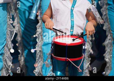 Musiche di Carnevale suonate a batteria da musicisti dai colori vivaci Foto Stock