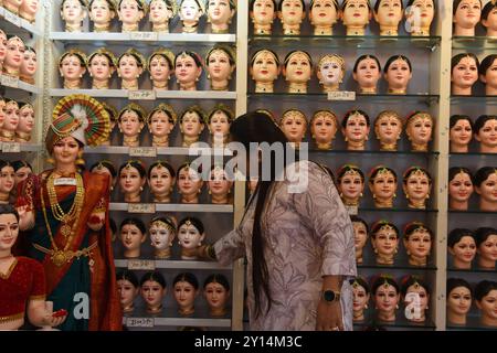 Mumbai, India. 5 settembre 2024. NAVI MUMBAI, INDIA - 4 SETTEMBRE: I devoti comprano la Dea Gauri prima della celebrazione Gauri Ganpati a Kopar Khairane, il 4 settembre 2024 a navi Mumbai, India. (Foto di Bachchan Kumar/Hindustan Times/Sipa USA ) credito: SIPA USA/Alamy Live News Foto Stock