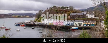 Case colorate sulla banchina, Portree (Port Rìgh), Isola di Skye, Highlands, Scozia, Regno Unito. Foto Stock