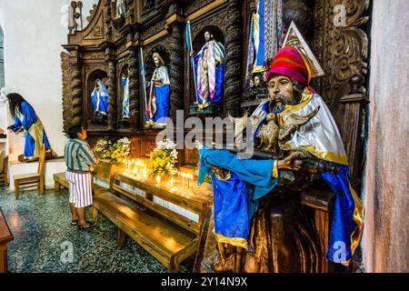 Rappresentanza di Dio Onnipotente, Chiesa di Santiago Apóstol, 1547, Santiago Atitlan, dipartimento di Sololá, Guatemala, America centrale. Foto Stock