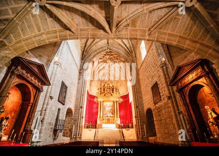 Pala d'altare principale e dipinto dell'Esaltazione della Trinità, una copia della famosa Gloria di Tiziano, Monastero di San Jerónimo de Yuste, XV secolo, Cáceres, Estremadura, Spagna. Foto Stock