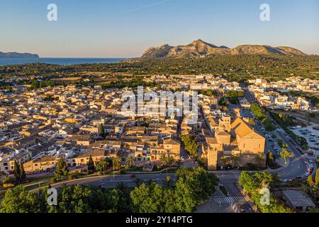 Chiesa di Sant Jaume e Puig de S Atalaya sullo sfondo, Alcudia, Maiorca, Isole Baleari, Spagna. Foto Stock