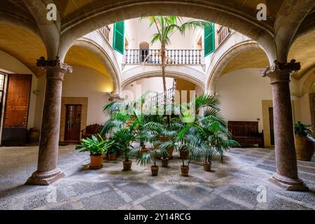 Cortile del palazzo dell'ospedale San Pere i San Bernat, Palma, Maiorca, Isole Baleari, Spagna. Foto Stock