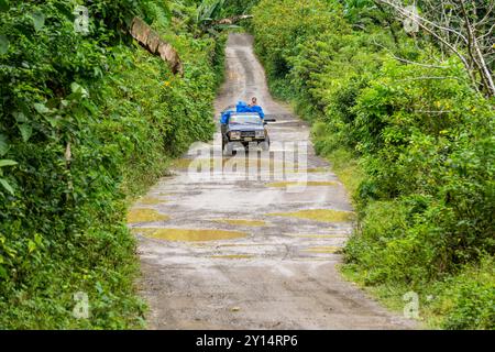 Veicolo fuoristrada collettivo su strada da Uspantan a Lancetillo, la Parroquia, Reyna, Quiche, Guatemala, America centrale. Foto Stock