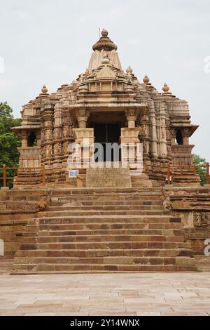 Di fronte al Tempio di Chitragupta (circa 1000-1025 d.C.). Questo è l'unico tempio di Khajuraho dedicato a Surya. Gruppo di monumenti Khajuraho. Chhatarpu Foto Stock