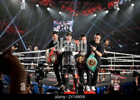 Il campione giapponese Naoya Inoue, seconda a sinistra, posa con suo cugino Koki Inoue, a sinistra, fratello Takuma Inoue, secondo a destra, e allenatore e padre Shingo Inoue, a destra, dopo aver vinto il titolo IBF-WBA-WBC-WBO dei pesi superbantamweight, incontro di boxe al settimo round TKO all'Ariake Arena di Tokyo, in Giappone, il 3 settembre 2024. Crediti: Hiroaki finito Yamaguchi/AFLO/Alamy Live News Foto Stock