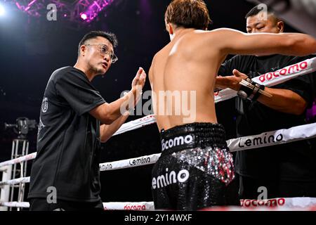 Il campione giapponese Naoya Inoue, centro, ascolta il suo allenatore e padre Shingo Inoue, a sinistra, mentre riceve il trattamento dall'allenatore Shiro Sakuma, a destra, prima dell'incontro di boxe IBF-WBA-WBC-WBO dei pesi super bantamweight all'Ariake Arena di Tokyo, Giappone, il 3 settembre 2024. Crediti: Hiroaki finito Yamaguchi/AFLO/Alamy Live News Foto Stock