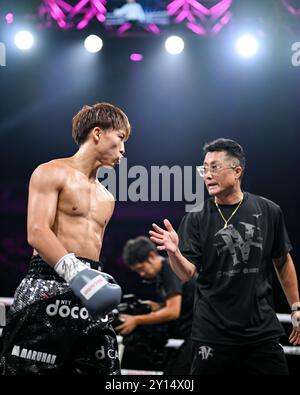 Il campione giapponese Naoya Inoue, a sinistra, ascolta il suo allenatore e padre Shingo Inoue prima dell'incontro di boxe IBF-WBA-WBC-WBO per il titolo dei pesi super bantamweight all'Ariake Arena di Tokyo, in Giappone, il 3 settembre 2024. (Foto di Hiroaki finito Yamaguchi/AFLO) Foto Stock