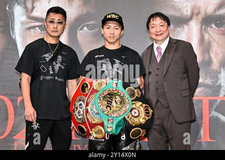 Il campione giapponese Naoya Inoue, centro, posa con il suo allenatore e padre Shingo Inoue, a sinistra, e il presidente della Ohhashi Boxing Gym Hideyuki Ohashi, a destra, durante una conferenza stampa dopo aver vinto il titolo di boxe IBF-WBA-WBC-WBO dei pesi super bantamweight da un TKO al settimo round all'Ariake Arena di Tokyo, in Giappone, il 3 settembre 2024. (Foto di Hiroaki finito Yamaguchi/AFLO) Foto Stock