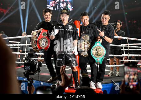 Il campione giapponese Naoya Inoue, seconda a sinistra, posa con suo cugino Koki Inoue, a sinistra, fratello Takuma Inoue, secondo a destra, e allenatore e padre Shingo Inoue, a destra, dopo aver vinto il titolo IBF-WBA-WBC-WBO dei pesi superbantamweight, incontro di boxe al settimo round TKO all'Ariake Arena di Tokyo, in Giappone, il 3 settembre 2024. (Foto di Hiroaki finito Yamaguchi/AFLO) Foto Stock