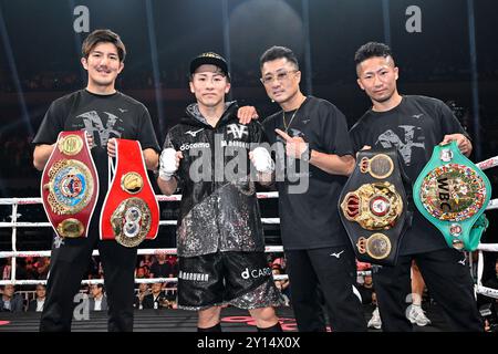 Il campione giapponese Naoya Inoue, seconda a sinistra, posa con suo cugino Koki Inoue, a sinistra, fratello Takuma Inoue, a destra, e allenatore e padre Shingo Inoue, secondo a destra, dopo aver vinto il titolo IBF-WBA-WBC-WBO dei pesi superbantamweight match di pugilato al settimo round per TKO all'Ariake Arena di Tokyo, in Giappone, il 3 settembre 2024. (Foto di Hiroaki finito Yamaguchi/AFLO) Foto Stock