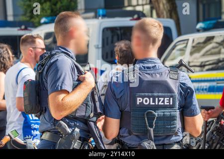 Großeinsatz der Polizei am Karolinenplatz, bewaffnete Sicherheitskräfte vor Ort, München, 5. Settembre 2024 Deutschland, München, 5. Settembre 2024, Großeinsatz der Polizei am Karolinenplatz, bewaffnete Sicherheitskräfte vor Ort, Tatverdächtiger mit Langwaffe von der Polizei bei Schusswechsel erschossen, Einsatz in der unmittelbaren Nähe zum NS-Dokumentationszentrum und zu Israelischen Generalkonsulat, Brienner Straße im Bereich Karolinenplatz gesperrt, forze di sicurezza di grande scala 2024 settembre Foto Stock