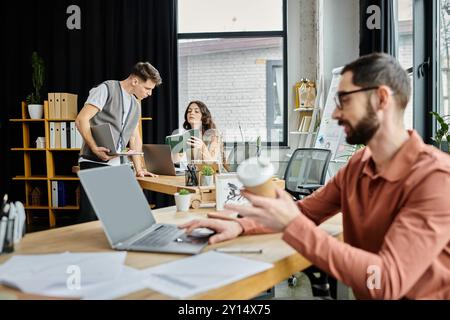 Gruppo di colleghi impegnati in discussioni in un ufficio moderno. Foto Stock