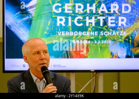 04.09.2024, Düsseldorf, Nordrhein-Westfalen, Deutschland: Felix Krämer, Generaldirektor und Künstlerischer Leiter des Museums Kunstpalast in Düsseldorf, stellt in einer Pressekonferenz die neue Ausstellung im Kunstpalast mit Werken von Gerhard Richter unter dem Titel VERBORGENE SCHÄTZE, WERKE AUS RHEINISCHEN PRIVATSA 2024 Düsseldorf Krämer Düsseldorf SCHÄTZE Foto Stock