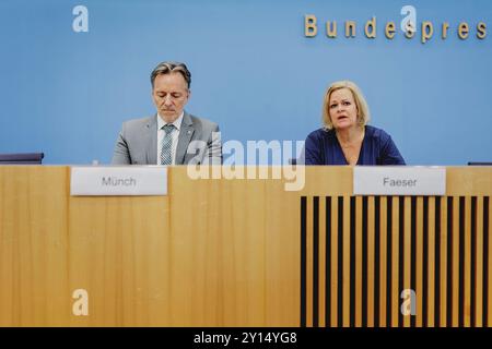 (RL) Nancy Faeser (SPD), Ministro federale dell'interno e degli affari interni, e Holger Muench, Presidente dell'Ufficio federale di polizia criminale (BKA), registrati durante la conferenza stampa sul rapporto federale sulla situazione della criminalità organizzata 2023. Berlino, 5 settembre 2024. Foto Stock