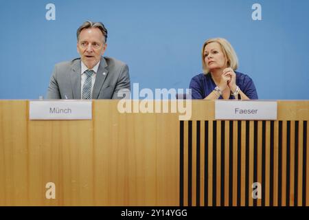 (RL) Nancy Faeser (SPD), Ministro federale dell'interno e degli affari interni, e Holger Muench, Presidente dell'Ufficio federale di polizia criminale (BKA), registrati durante la conferenza stampa sul rapporto federale sulla situazione della criminalità organizzata 2023. Berlino, 5 settembre 2024. Foto Stock