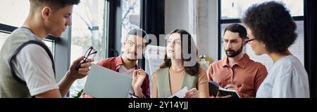I membri del team con eleganza informale affrontano le sfide in un momento difficile. Foto Stock